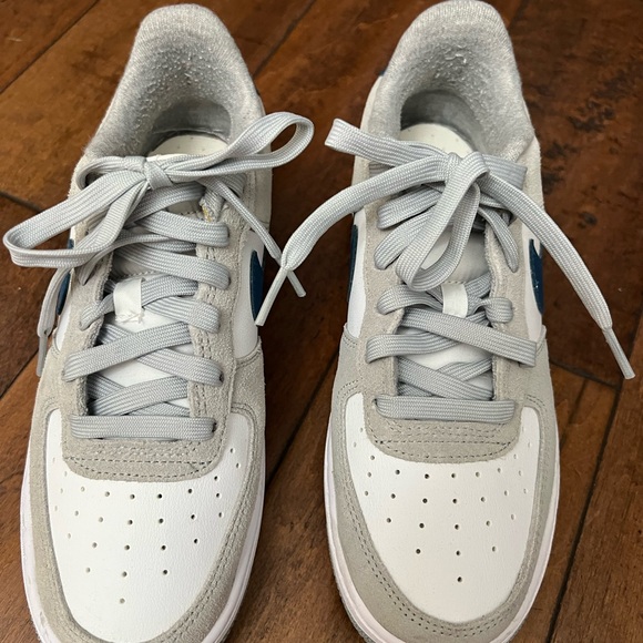 Nike Air Force 1 LV8 Big Kids' Shoes	 size 5.5 - Picture 2 of 4